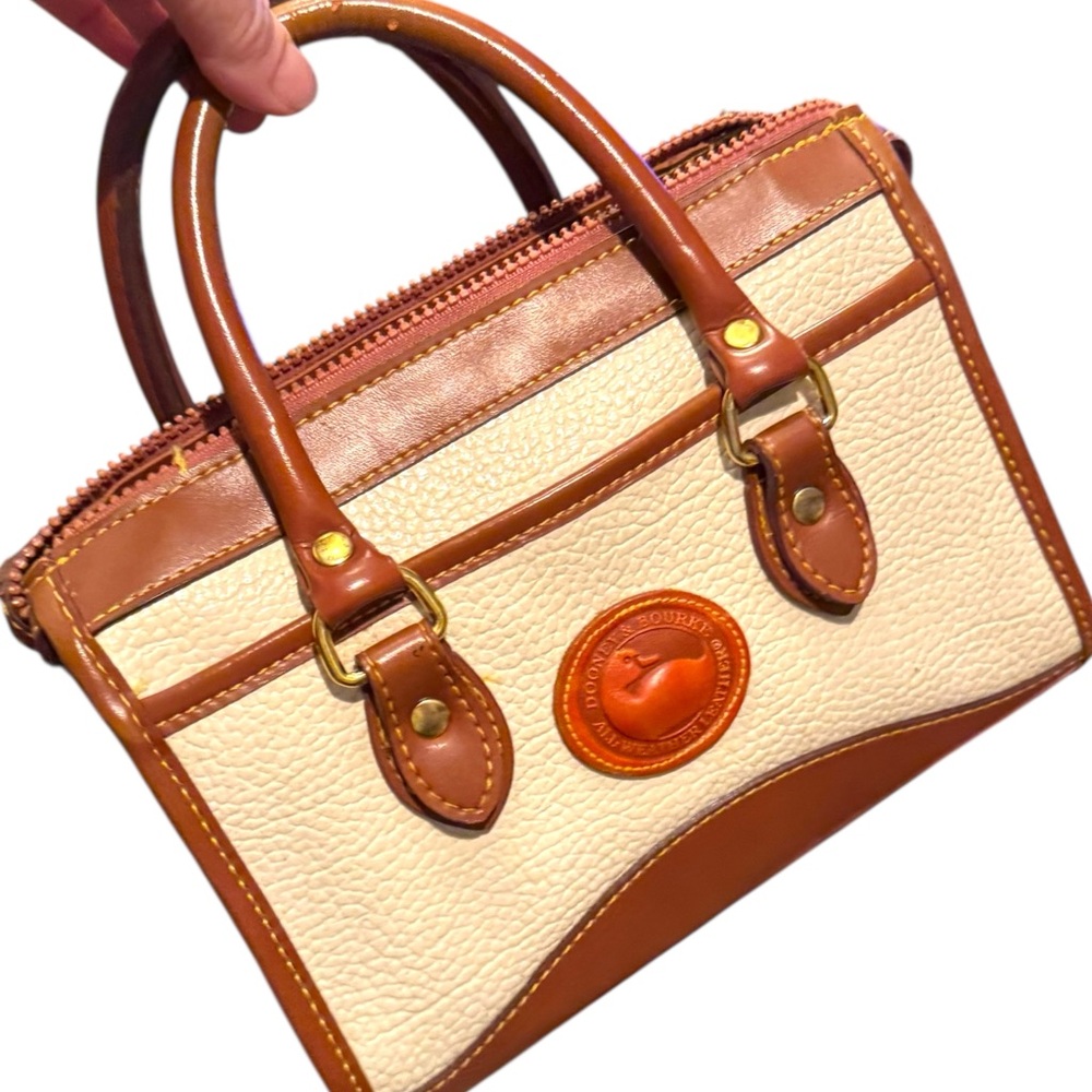 Elegant Vintage 1980s Dooney & Bourke  Tan Leather Purse Cream